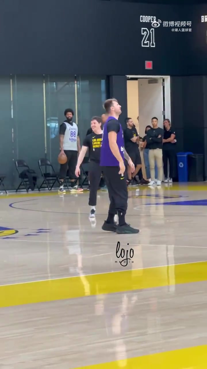 就是這么信任你！DFS出手三分，東契奇在旁邊提前慶祝