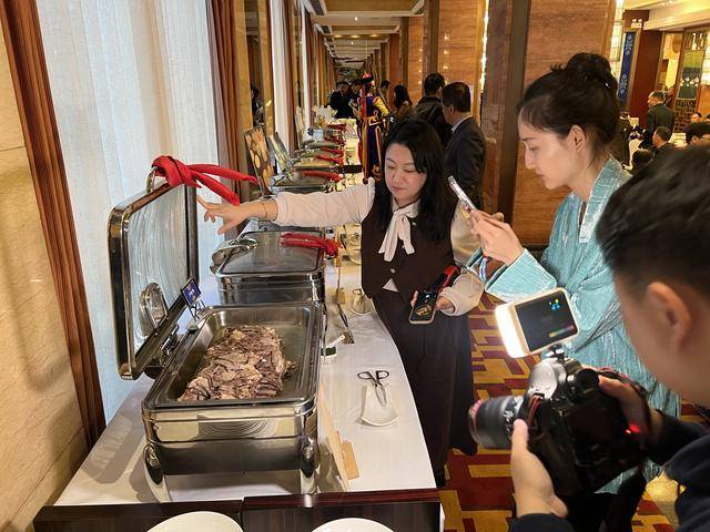 當?shù)卮髲N特技法，來內(nèi)蒙古美食節(jié)品地道草原風味:特美食