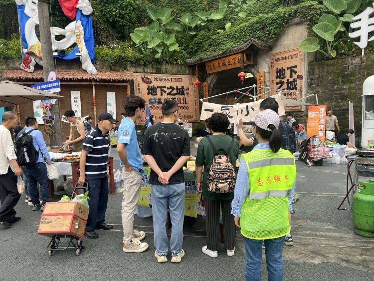 “洞享”美食盛宴 重慶渝北龍塔街道開展特色集市活動:特色美食
