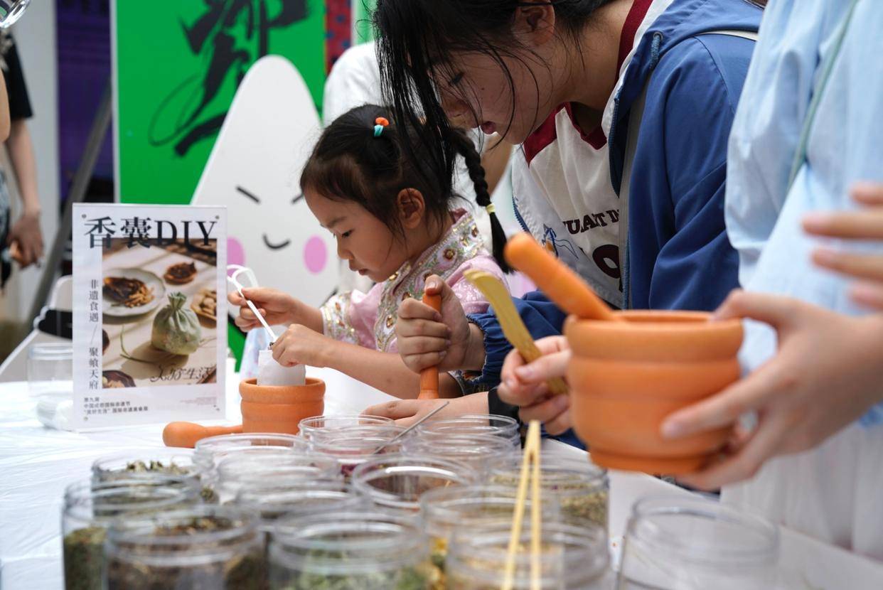 品特色美食、賞民俗展演 端午節(jié)成都端出“非遺大餐”:特色美食

